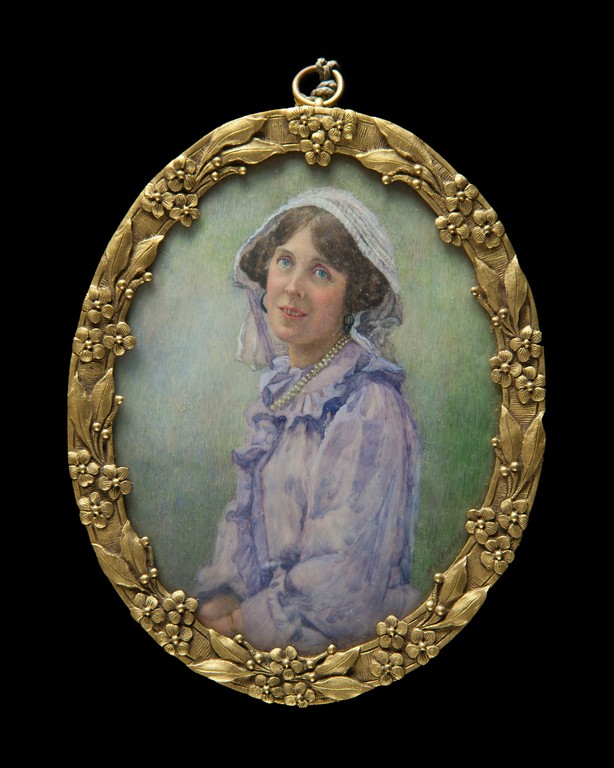 Lady barber in a lilac dress